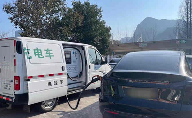 察布查尔汽车搭电