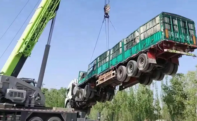 察布查尔道路脱困救援案例
